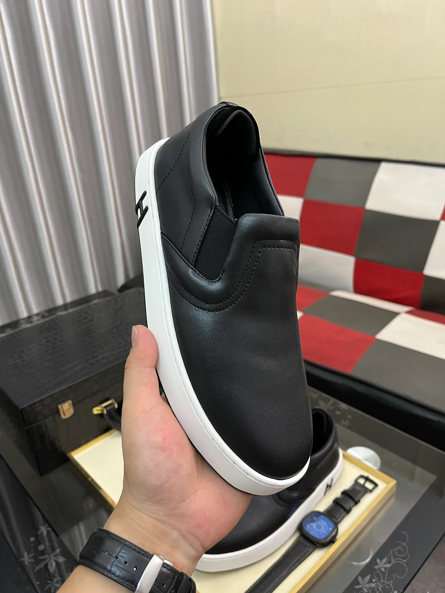 Men's Men's Shoes💰458⌚️⌚️HERMES/Hermès Hugo sneakers are casual men's shoes. These sneakers are made of imported first-layer cowhide leather and breathable mesh design. The contrasting color design creates a dynamic and modern shape. The front end of the toe is decorated with natural-color rubber inlays, making it novel and fashionable. The texture is incomparable, with cowhide lining and cowhide foot pads, the upper foot is comfortable and breathable, and the rubber sole is decorated with geometric patterns and iconic "H" details. A very personal one! Size: 38-44